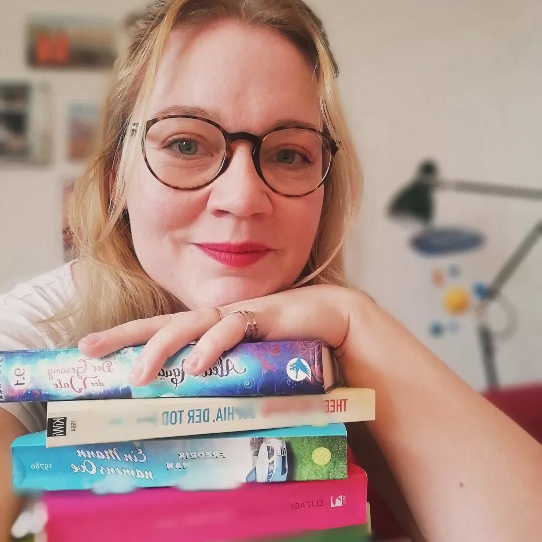 Julia – Erzählerin der Lagerfeuer Podcast Kurzgeschichten
